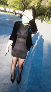 熟女闭着眼躺在床上，一副任君采择摸样