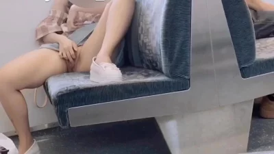 老婆高铁大胆自慰（简  介同城约炮）